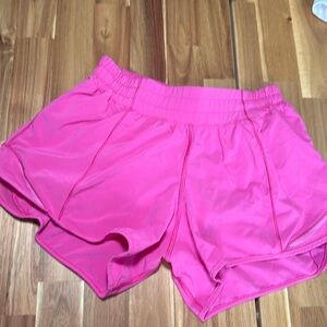 Lululemon hottie hot short 2.5 inch great condition